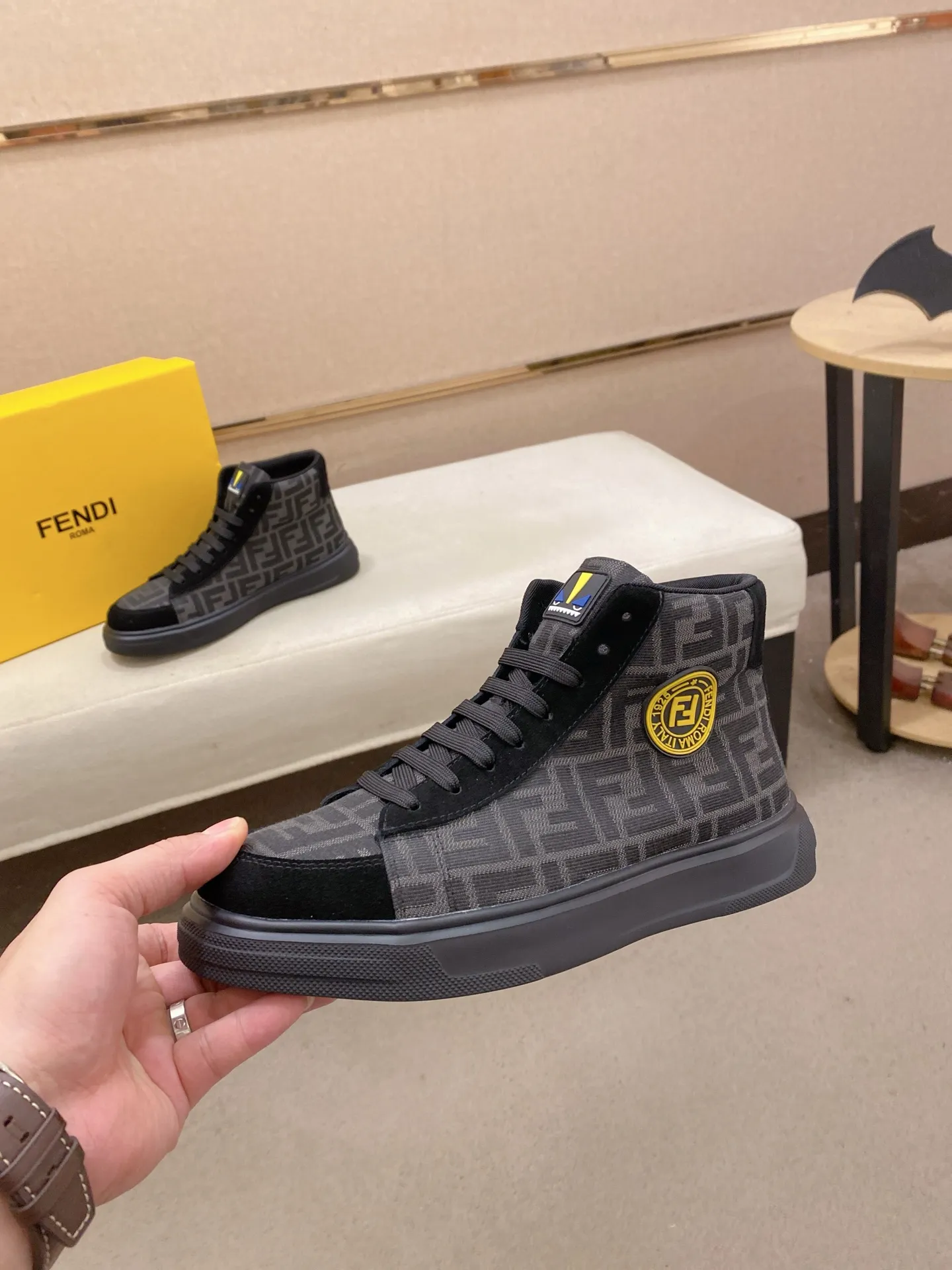 Men's shoes 420💰 (fendi) New high-top 👊🏻 upper 🇮🇹 imported cowhide fabric 🇩🇪 lining imported breathable mesh lining. The original outsole is molded to highlight the identity of every man, and the upper foot is elegant and stable🚶🏻🚶🏻The high-end custom counters reproduce the original version📯No matter the wind or rain, the shoe last remains unchanged and can withstand the verification of time🔍️,🔵 Size: 38-44